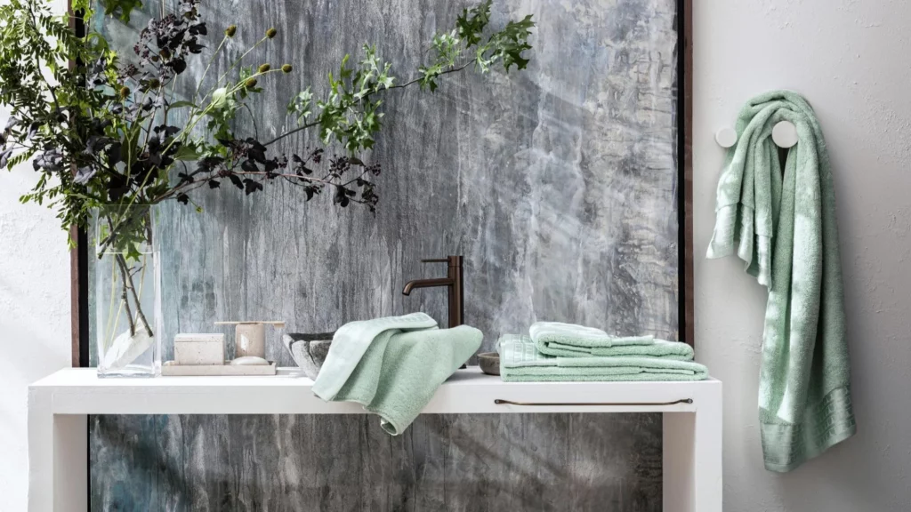 Une salle de bain lumineuse et épurée, avec des serviettes en coton