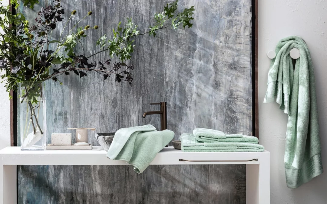 Une salle de bain lumineuse et épurée, avec des serviettes en coton