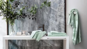 Une salle de bain lumineuse et épurée, avec des serviettes en coton