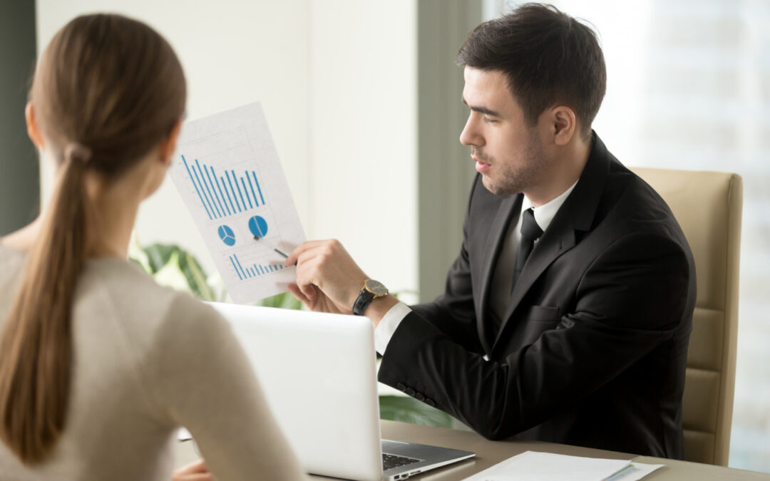 conseiller financier discutant avec un client dans un bureau moderne, avec des documents et des graphiques financiers