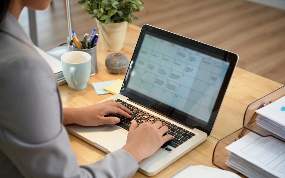 Thérapeute gérant son calendrier numérique sur ordinateur